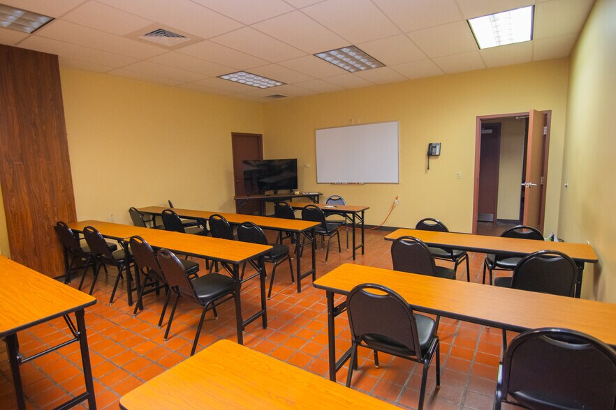 More Photos Of 1439 Sunset Blvd, Steubenville Flex For Sale