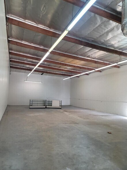 More Photos Of 16115 Valerio St, Van Nuys Warehouse For Lease