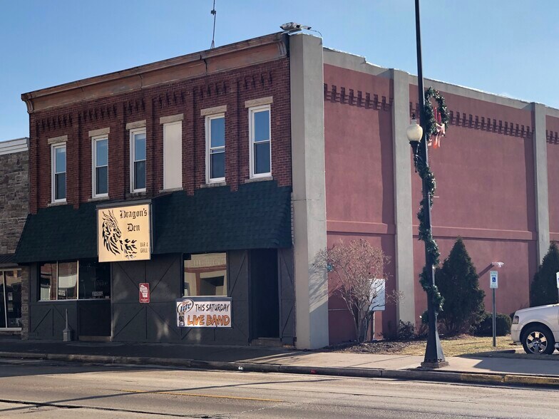 Primary Photo Of 318 W North Water St, New London Bar For Sale
