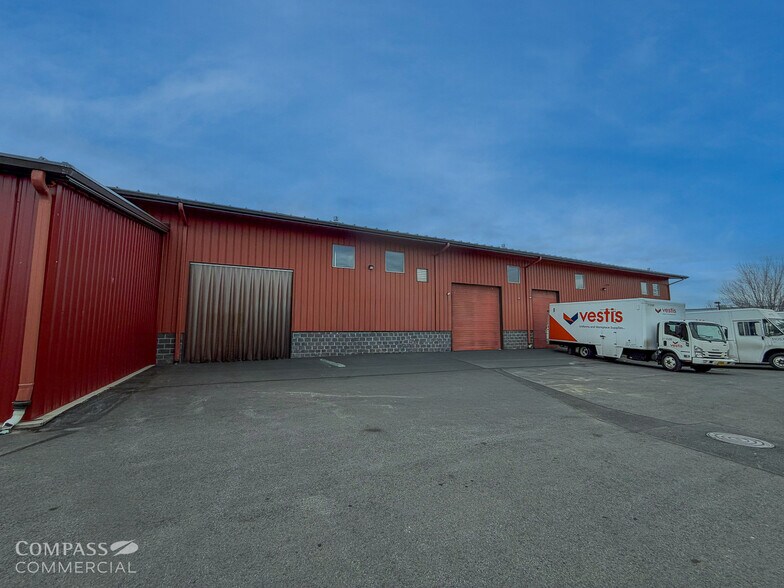 More Photos Of 2000 SW Badger Ave, Redmond Warehouse For Lease
