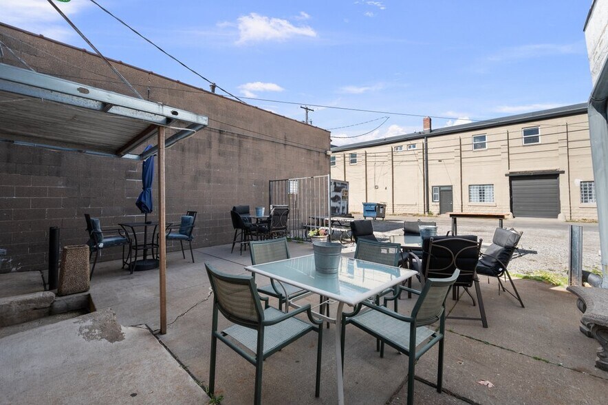 More Photos Of 1708 State St, Bettendorf General Retail For Sale