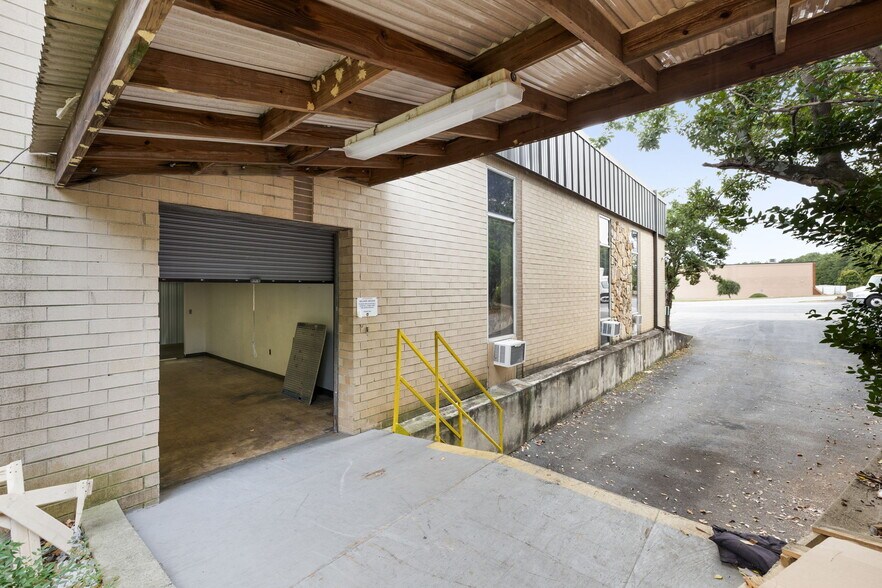 More Photos Of 215 Marvin Miller Dr SW, Atlanta Light Distribution For Sale