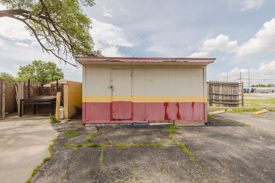 More Photos Of 503 N West St, Wichita Fast Food For Sale