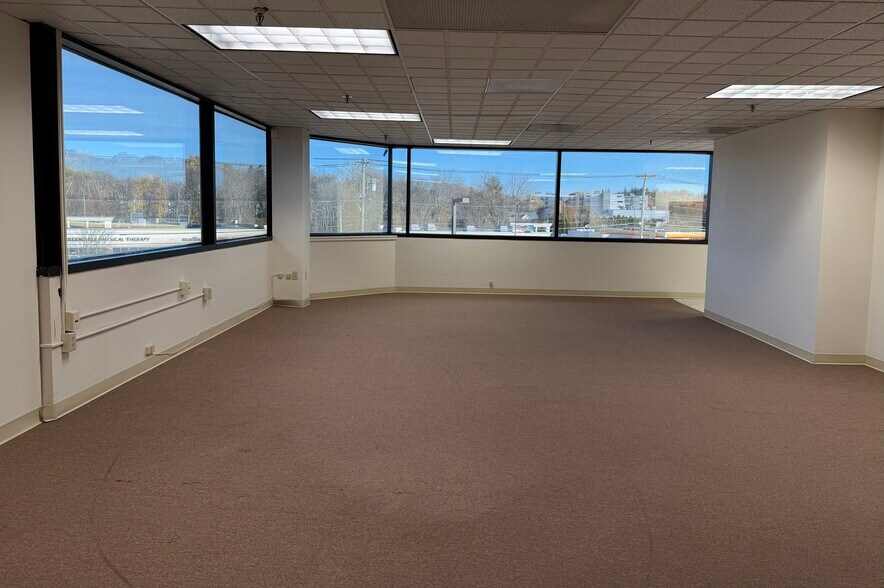 More Photos Of 420 Lakeside Ave, Marlborough Office For Lease