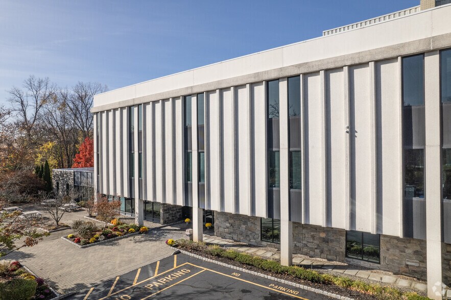 More Photos Of 800 Kinderkamack Rd, Oradell Office For Lease