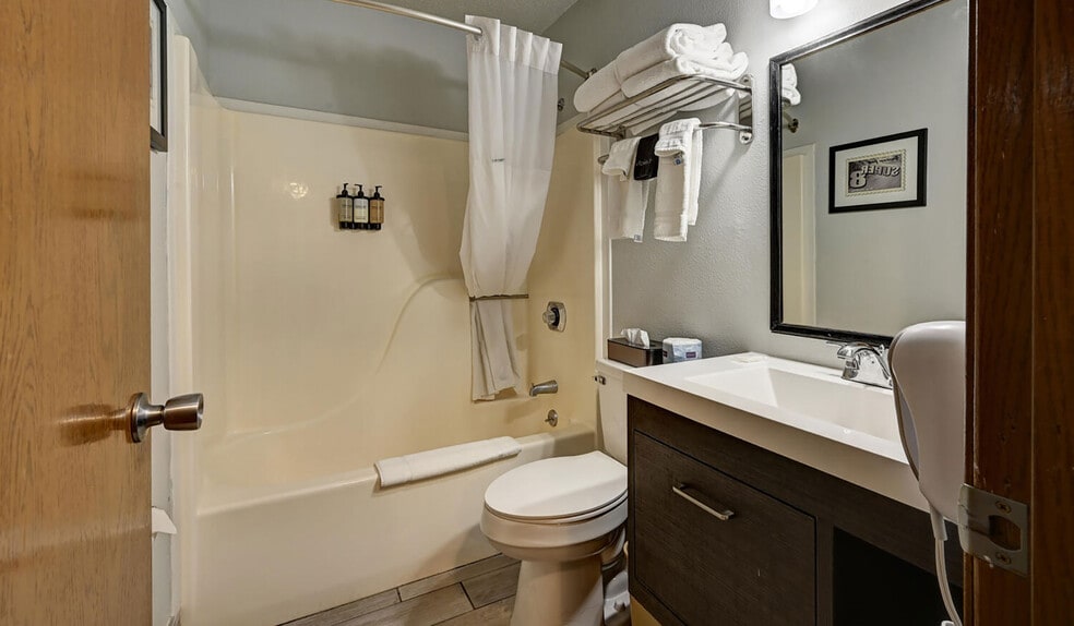 More Photos Of 702 Scott St, Gardiner Hotel For Sale