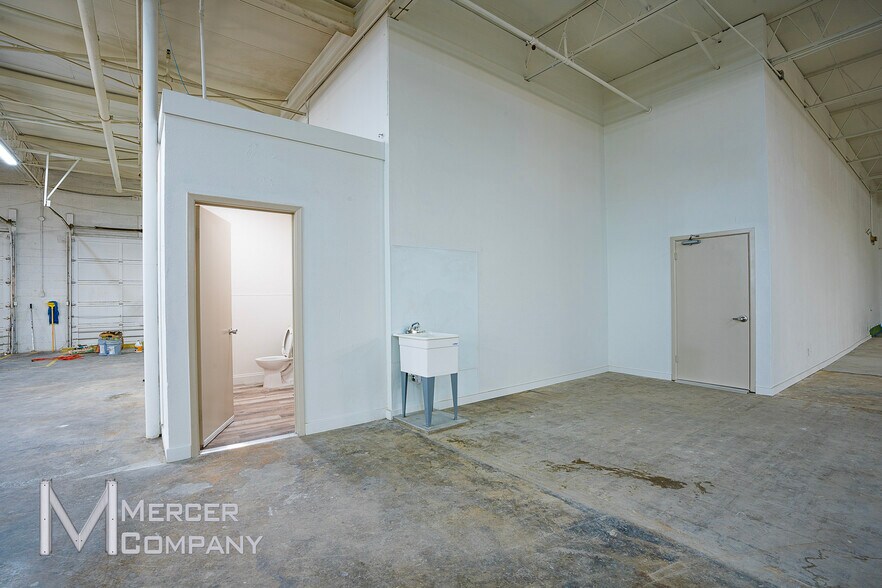 More Photos Of 8400 Directors Row, Dallas Warehouse For Lease