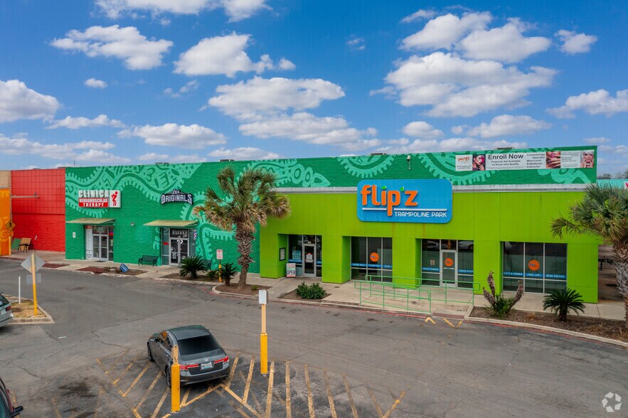 More Photos Of 910 SE Military Dr, San Antonio Freestanding For Lease