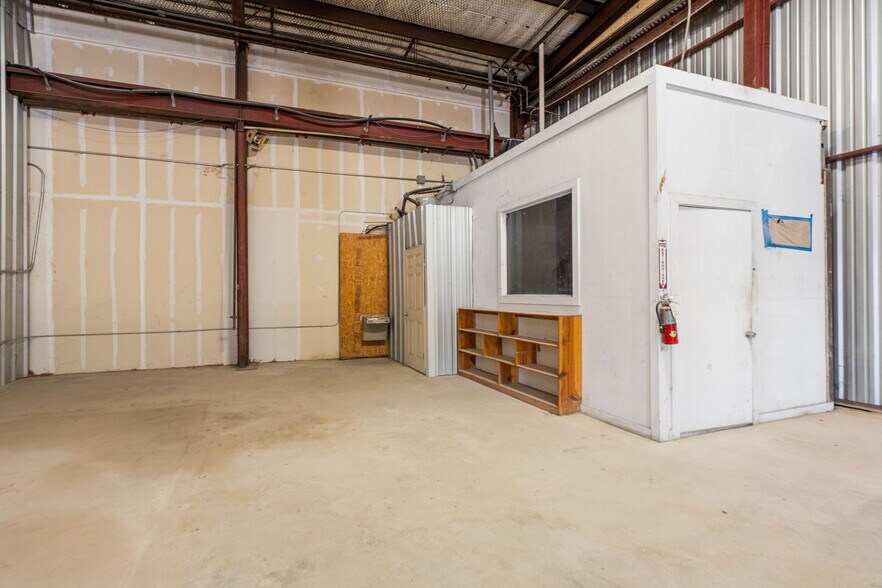 More Photos Of 2833 Roosevelt Ave, San Antonio Warehouse For Sale