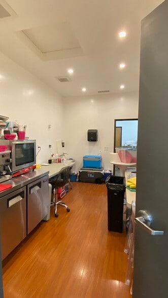 More Photos Of 5351 W Adams Blvd, Los Angeles General Retail For Lease
