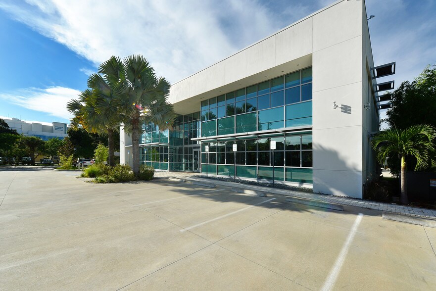 More Photos Of 2068 Hawthorne St, Sarasota Medical For Lease