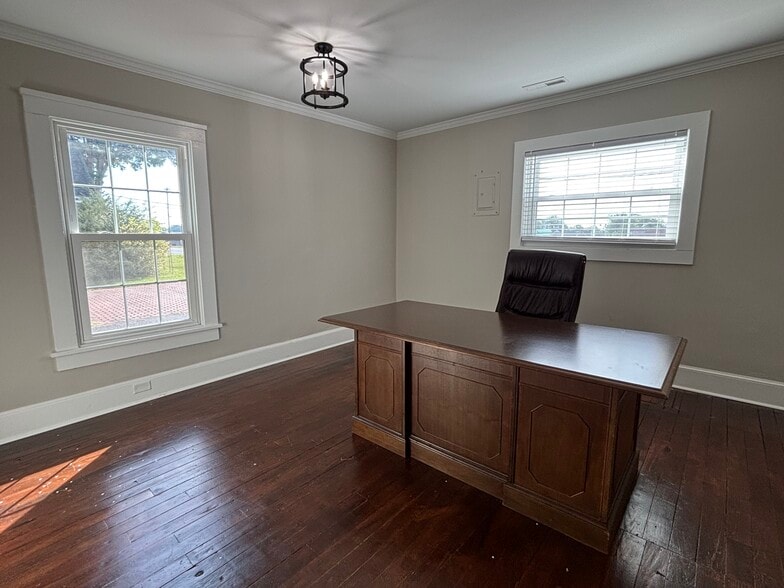 More Photos Of 407 Harvey St, Winston-Salem Office For Sale