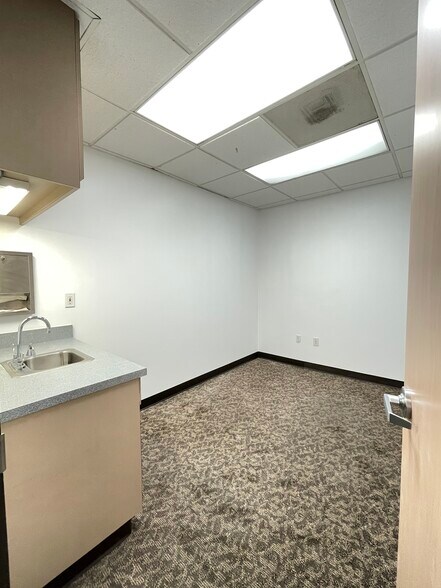 More Photos Of 215 Oak Dr S, Lake Jackson Medical For Lease