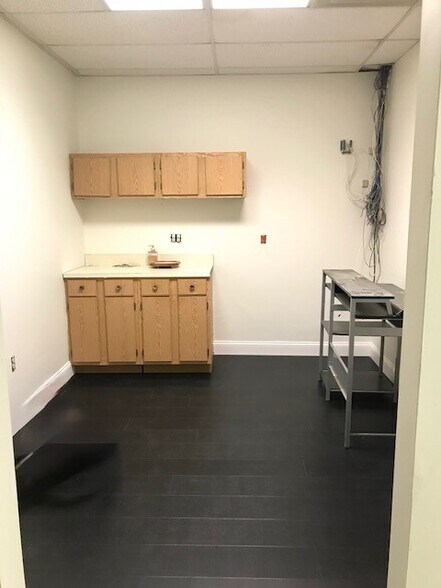 More Photos Of 500-502 Main St, Waltham Storefront Retail Residential For Lease