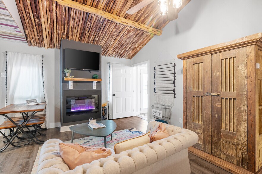 More Photos Of 608 W Morse St, Fredericksburg Specialty For Sale