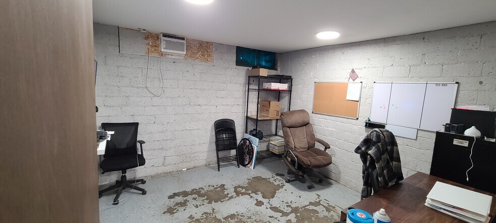 More Photos Of 742 3rd Ave, Longview Distribution For Sale