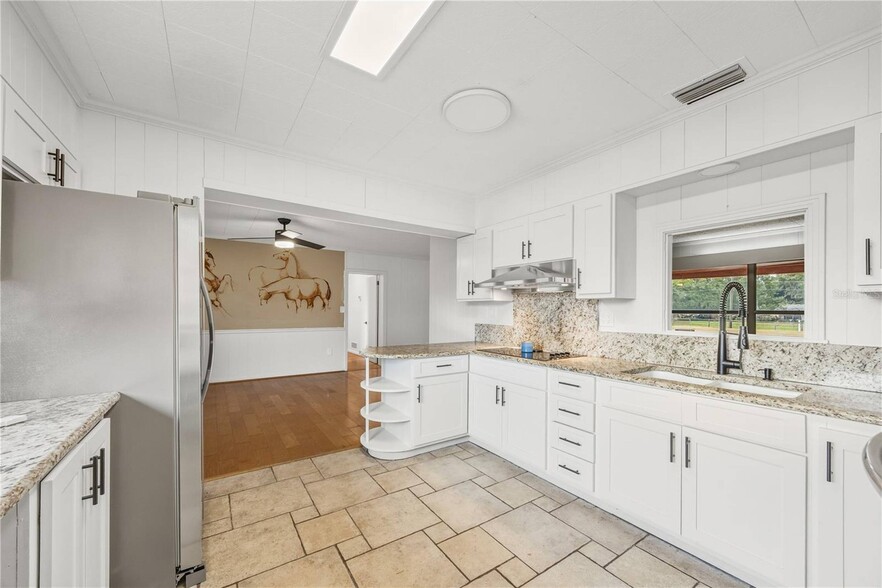 More Photos Of 274 W Kings Hwy, Center Hill Flex For Sale