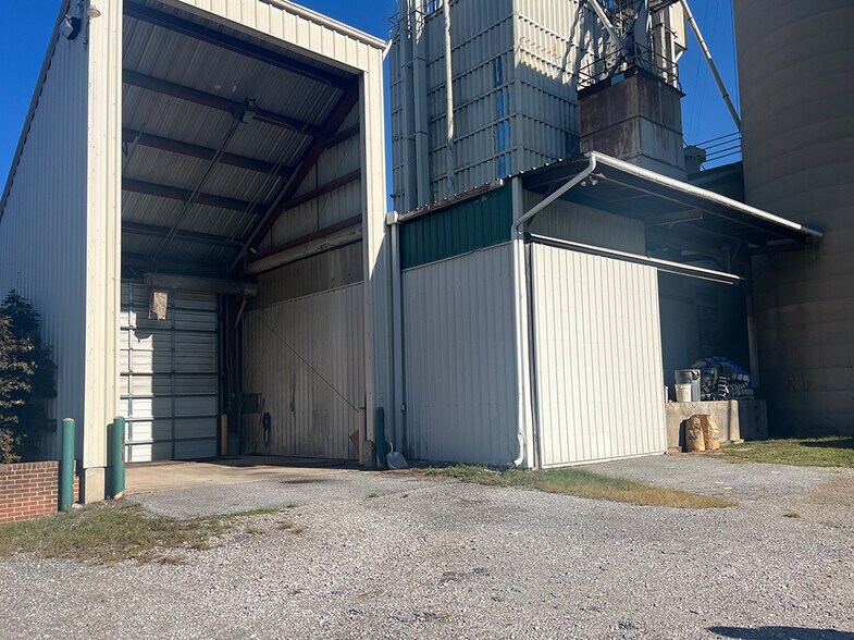 More Photos Of 100 John St, Westminster Warehouse For Lease