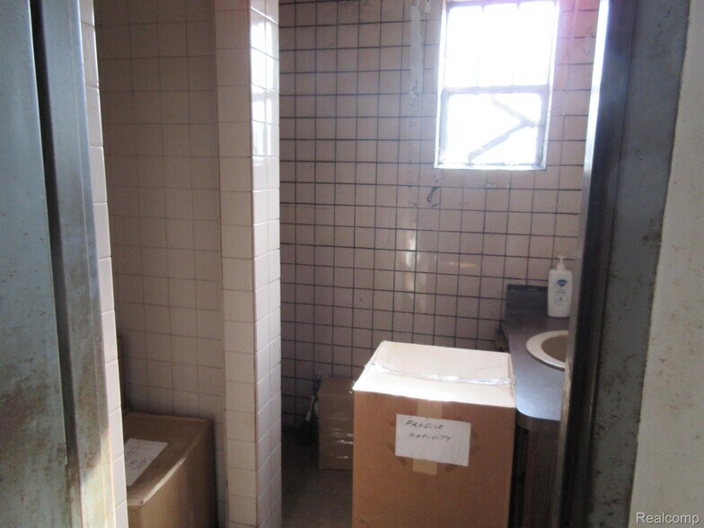 More Photos Of 19200 Kelly Rd, Detroit Restaurant For Sale