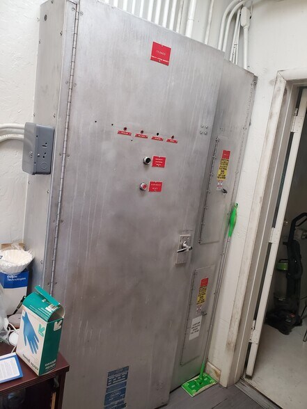 More Photos Of 2550 W Deer Valley Dr, Phoenix Auto Dealership For Sale