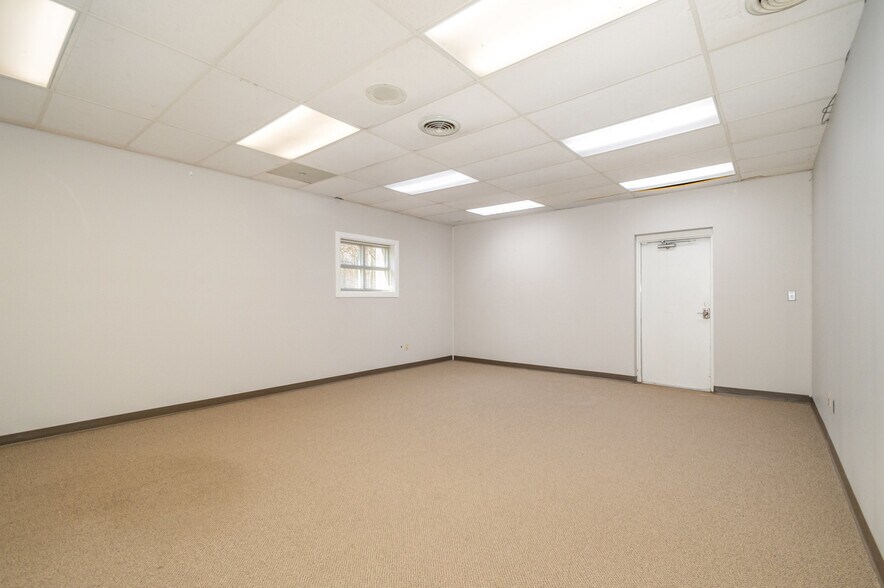 More Photos Of 3718 Old Battleground Rd, Greensboro Flex For Sale