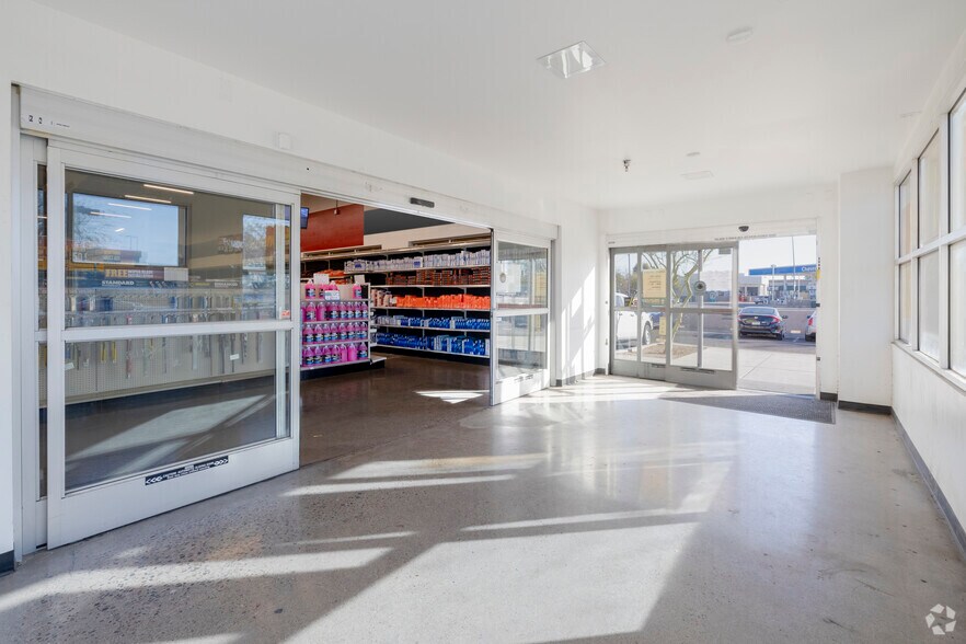 More Photos Of 1202 W University Dr, Mesa Freestanding For Lease