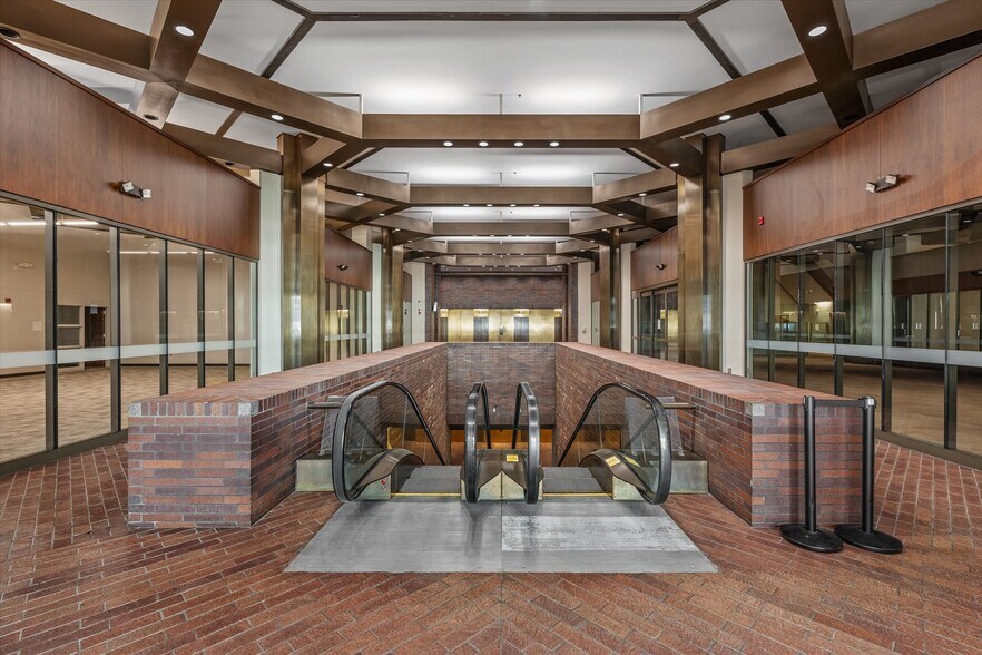 More Photos Of 400 Texas St, Shreveport Office For Sale