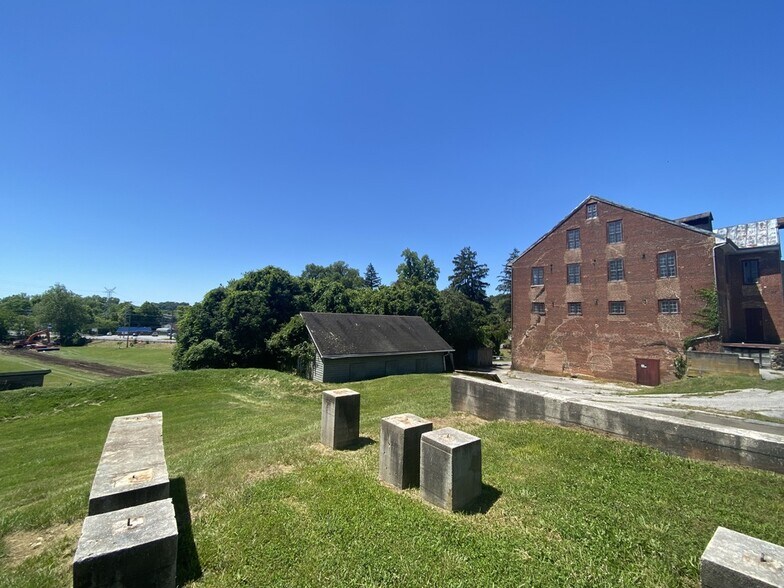 More Photos Of 10607 Reisterstown Rd, Owings Mills Warehouse For Lease