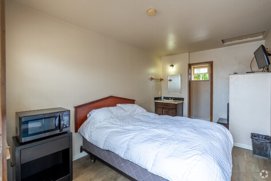 More Photos Of 810 State Ave, Marysville Hotel For Sale