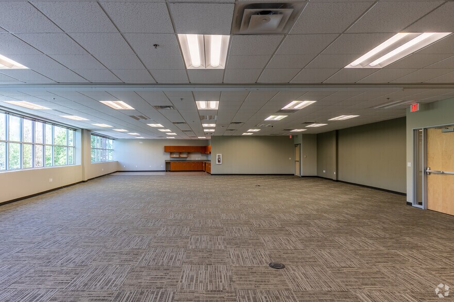 More Photos Of 3030 NE Aloclek Dr, Hillsboro Office For Sale
