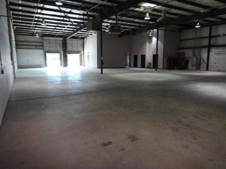 More Photos Of 11600-11630 W 85th St, Lenexa Warehouse For Sale