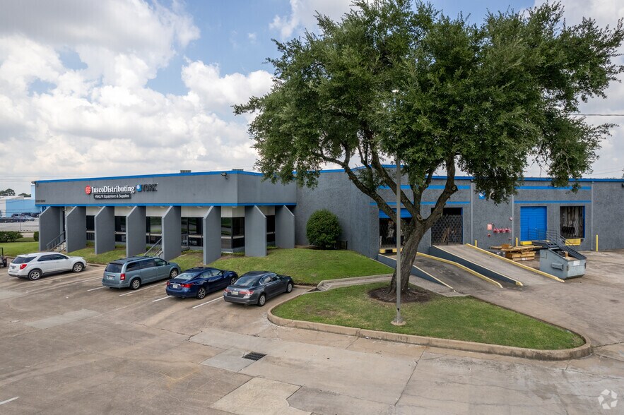More Photos Of 5921-5937 S Loop Fwy E, Houston Warehouse For Lease