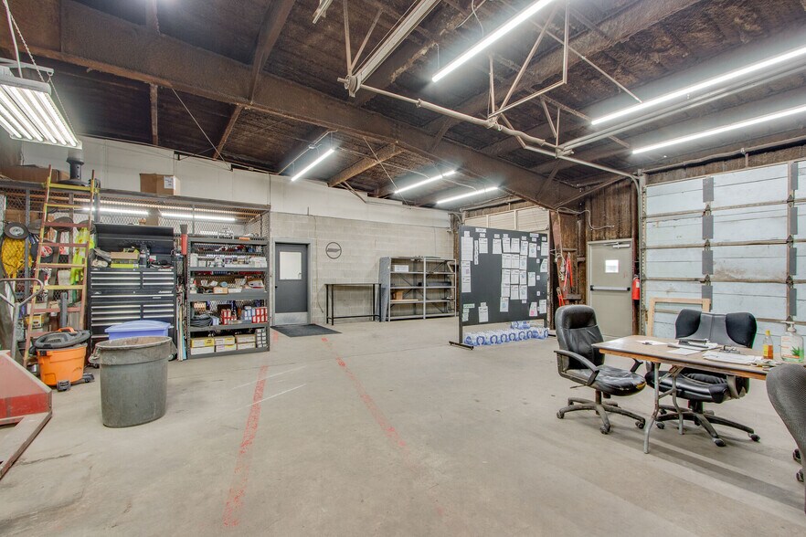 More Photos Of 120 Confederate Dr, Franklin Manufacturing For Sale