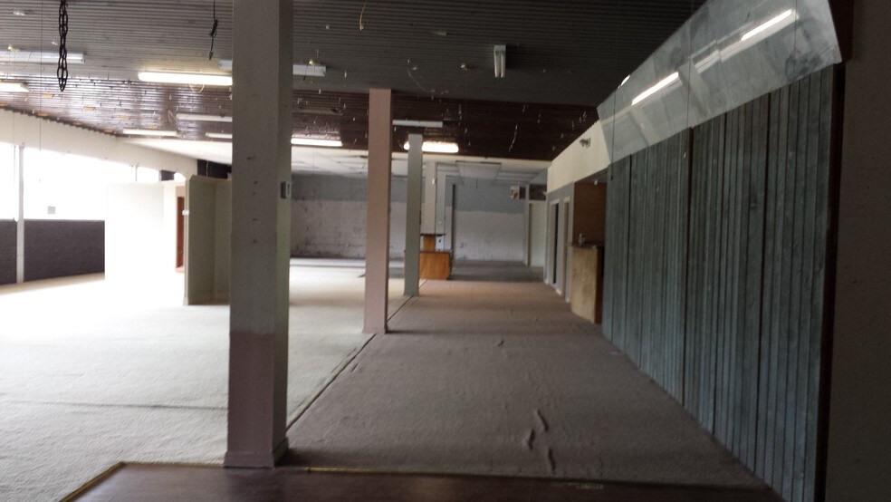 More Photos Of 304 W 70th St, Shreveport Freestanding For Lease