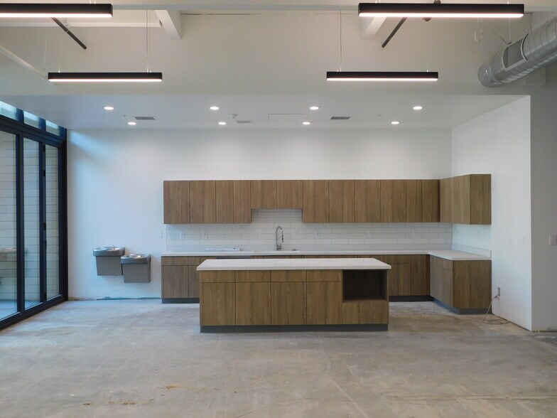 More Photos Of 1295 67th St, Emeryville Manufacturing For Lease