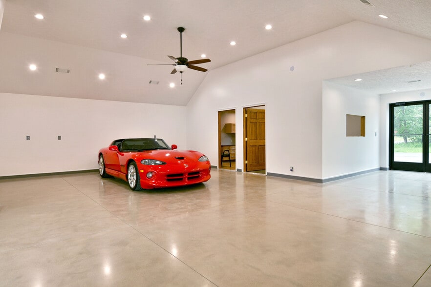 More Photos Of 3019 Parkman Rd NW, Warren Flex For Sale
