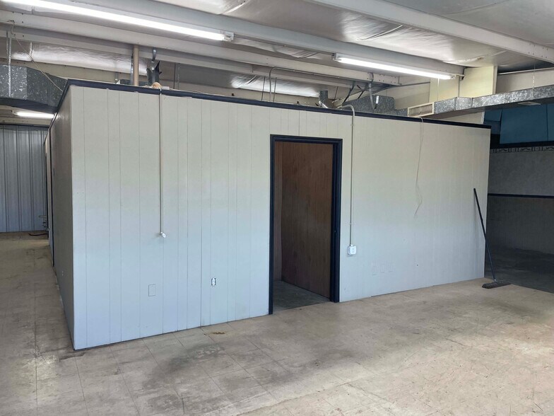 More Photos Of 16525 Highway 65 S, Damascus Warehouse For Lease