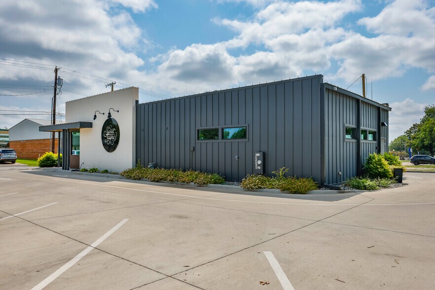 More Photos Of 211 N Weaver St, Gainesville Flex For Sale