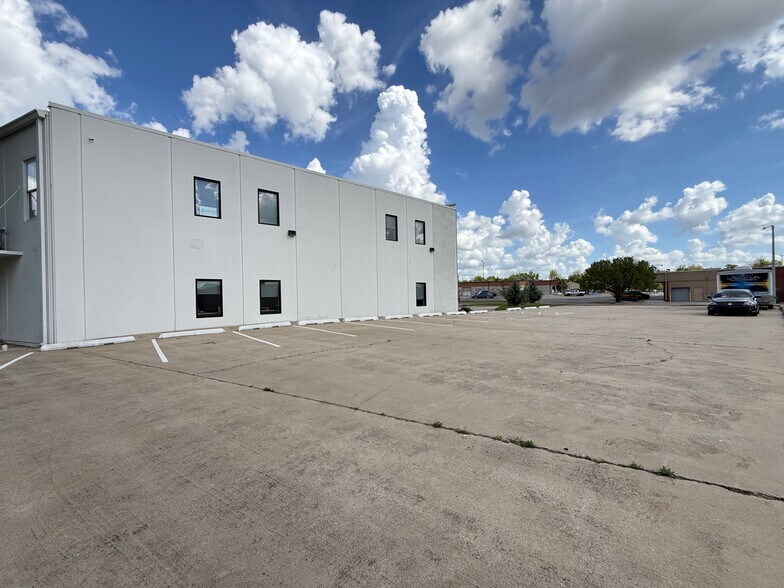 More Photos Of 425 W Gray St, Norman Office For Sale