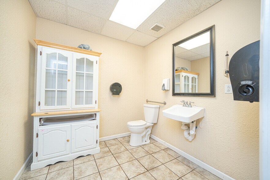 More Photos Of 1015 McCann Rd, Longview Office For Sale