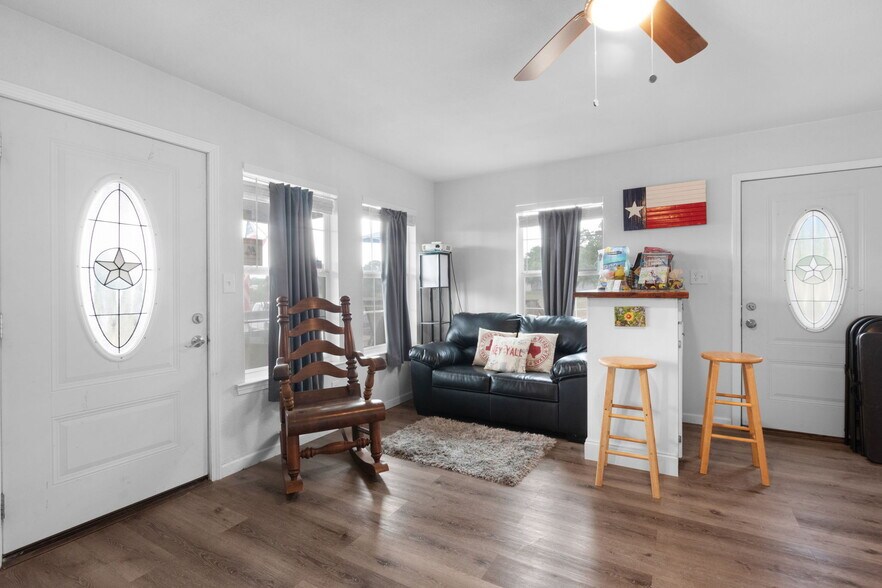 More Photos Of 310 Cortez Trl, Buchanan Dam Trailer Camper Park For Sale