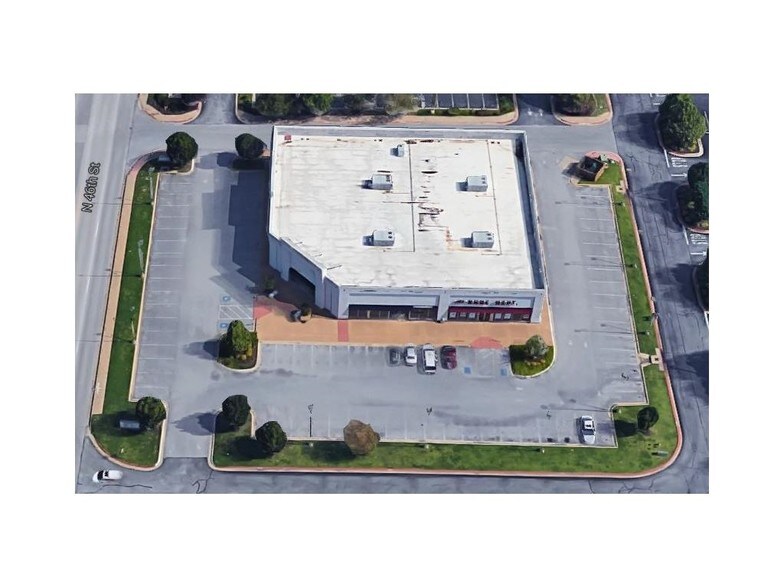 More Photos Of 529 46th St, Rogers Freestanding For Lease