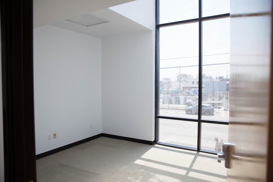 More Photos Of 2300 S Sepulveda Blvd, Los Angeles Office For Lease