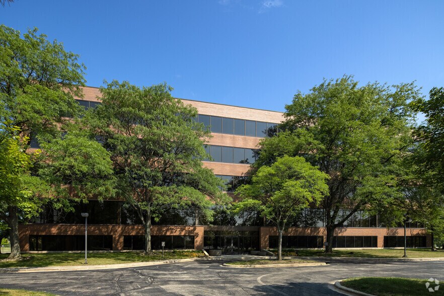 More Photos Of 1 Overlook Pt, Lincolnshire Unknown For Lease