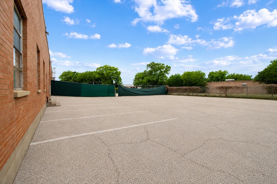 More Photos Of 1915 Empire Central, Dallas Unknown For Lease
