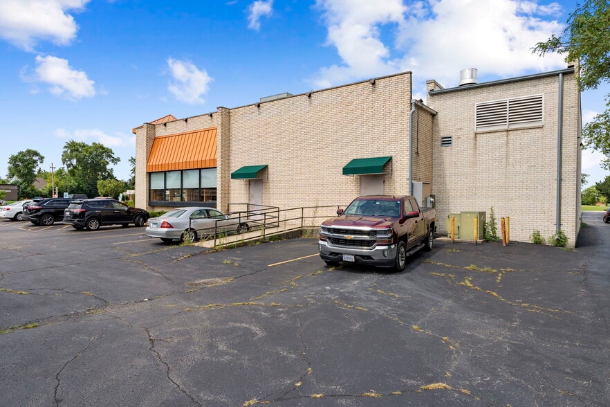 More Photos Of 980 W Lake St, Addison Restaurant For Sale