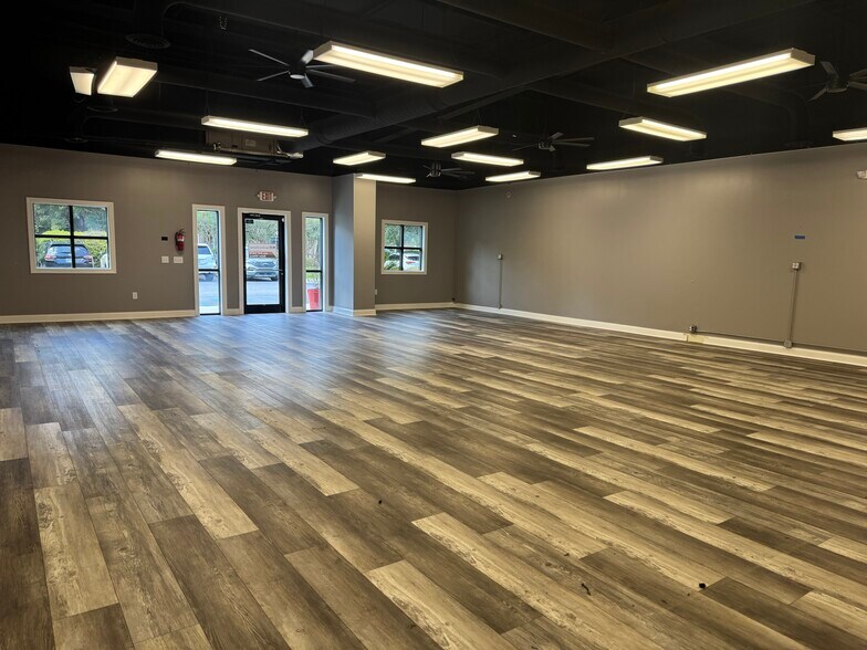 More Photos Of 53 Persimmon St, Bluffton Showroom For Sale