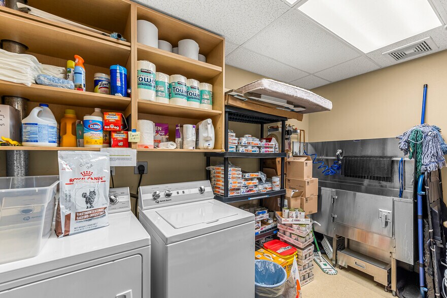 More Photos Of 10 N Chelan Ave, Wenatchee Veterinarian Kennel For Lease