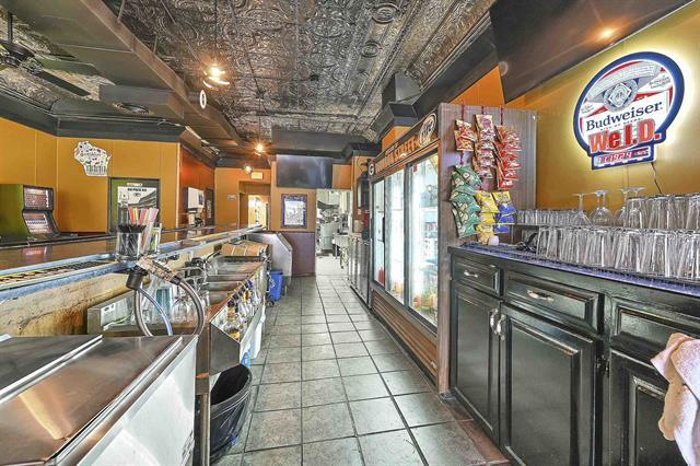 More Photos Of 821 S Broadway, Green Bay Restaurant For Sale