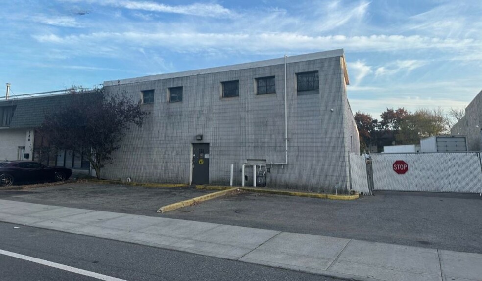 Primary Photo Of 578 Oak St, Copiague Service For Lease